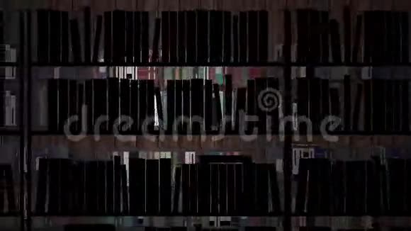 卡通图书馆藏有黑暗中的书籍视频的预览图