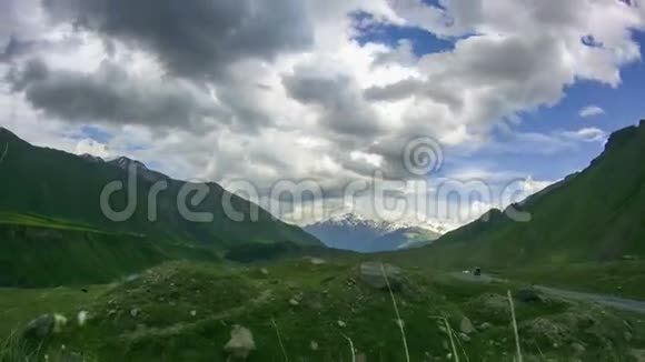 云层越过格鲁吉亚山脉卡兹贝克山时间流逝视频的预览图