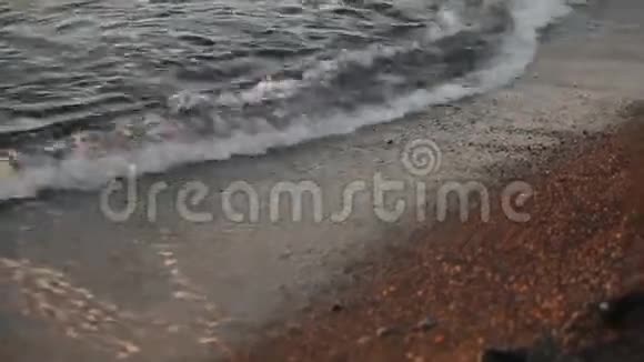 日出时海滩上的波浪形状惊人视频的预览图