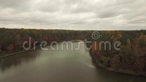 雷利NC附近静水湖的航拍视频视频的预览图