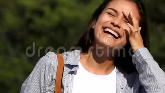 快乐的西班牙少女视频的预览图