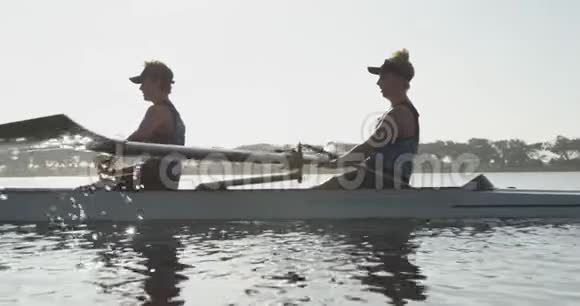 女性划船者在河边训练视频的预览图