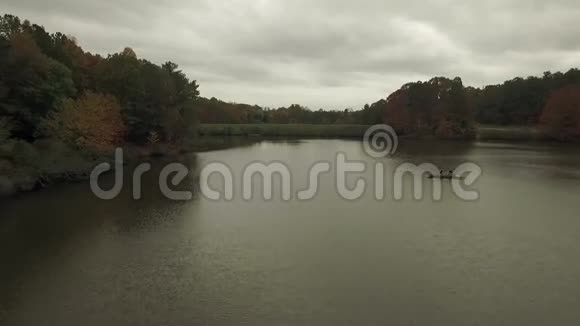 雷利NC附近静水湖的航拍视频视频的预览图