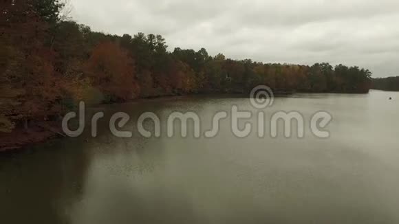 雷利NC湖附近的无人机空中视频视频的预览图