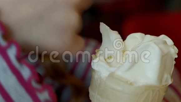 小女孩在当地的冰淇淋店里享受冰淇淋蛋卷视频的预览图