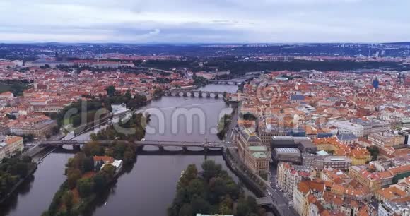 捷克共和国布拉格市和维塔瓦河的鸟瞰图视频的预览图