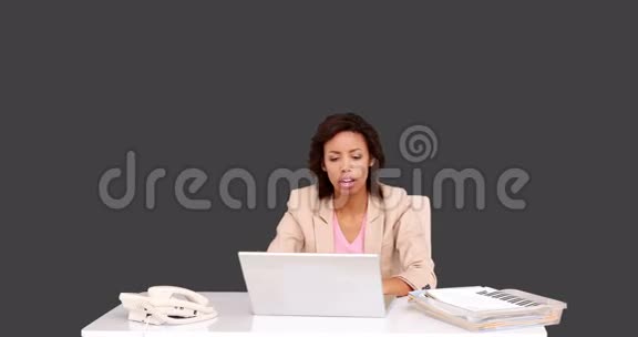女商人在她的办公桌前庆祝视频的预览图
