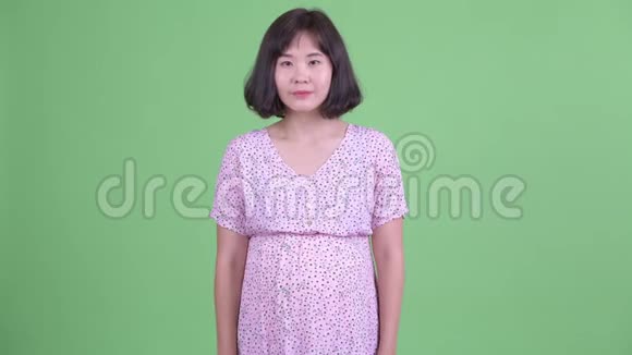 快乐的亚洲孕妇微笑视频的预览图