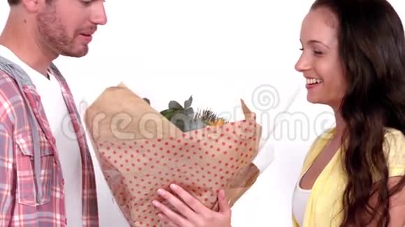 男人给他女朋友献花视频的预览图