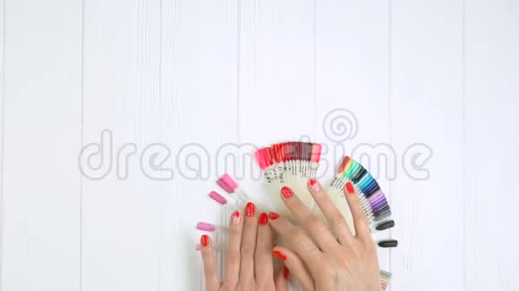 红色美甲和指甲颜色样品视频的预览图