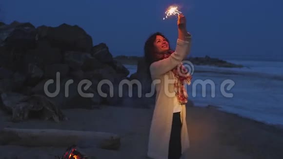 年轻的女人有火花关于海洋的背景视频的预览图