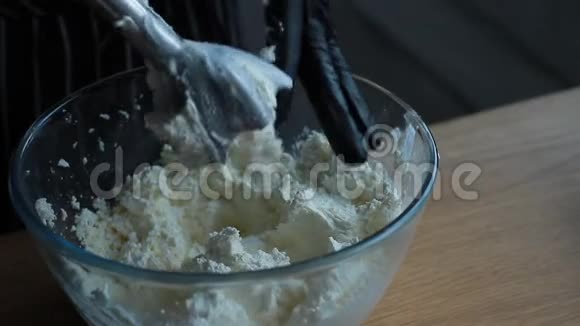 从凝乳奶油奶酪和奶油做坚果香蕉蛋糕整个过程制作蛋糕镜头视频的预览图