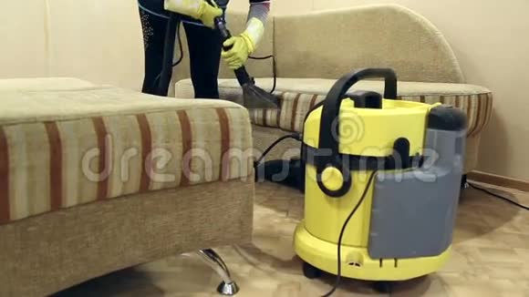 用专用工具清洗脏沙发和椅子视频的预览图