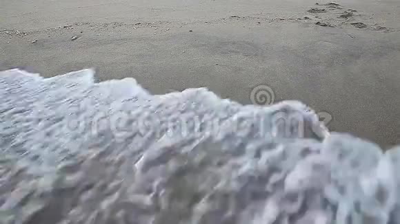 沙滩上的海浪视频的预览图