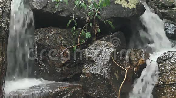 瀑布在国家公园瀑布般倾泻而下视频的预览图