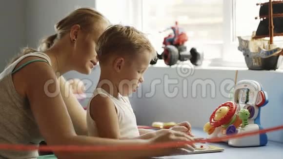 母子俩玩学习游戏视频的预览图