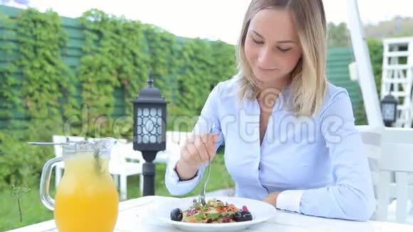 有魅力的女人在城里吃健康沙拉视频的预览图