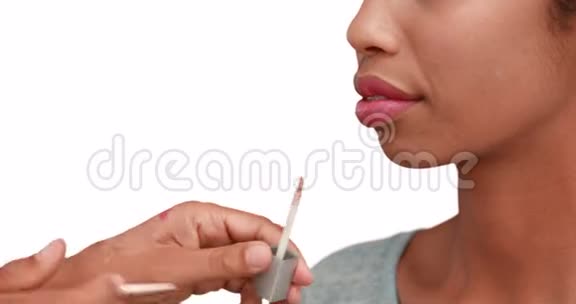 化妆师在模特脸上涂上唇彩视频的预览图