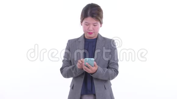 快乐的年轻亚洲女商人思考电话视频的预览图