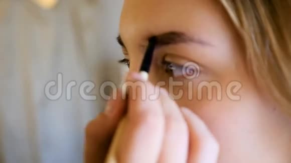 化妆师画模特的眉毛视频的预览图