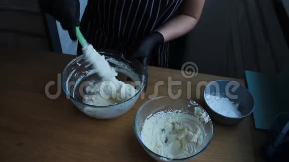 从凝乳奶油奶酪和奶油做坚果香蕉蛋糕整个过程制作蛋糕镜头视频的预览图