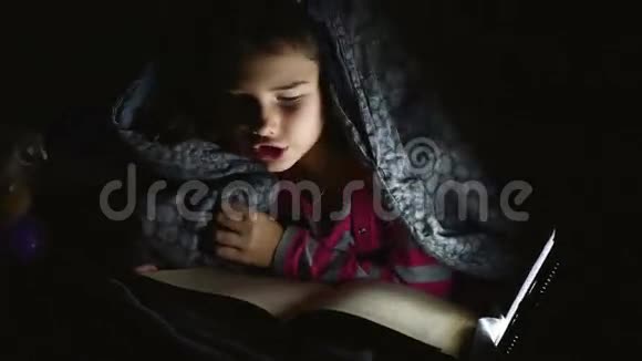十几岁的孩子看书晚上用手电筒躺在毯子下看书视频的预览图