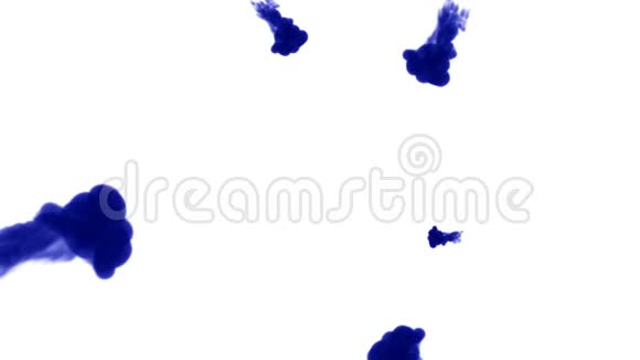 大量的孤立的蓝色墨水注入蓝色书写的墨水在水中旋转慢镜头使用墨水视频的预览图