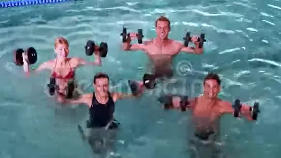 适合人们在游泳池里用泡沫哑铃做水上有氧运动课视频的预览图