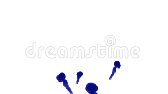 大量的孤立的蓝色墨水注入蓝色漩涡在水中以缓慢的运动射击使用inky背景视频的预览图