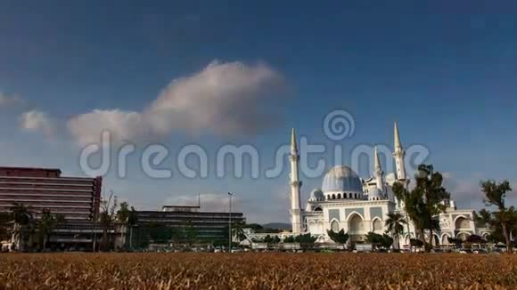 马来西亚关滩的MasjidNegriSultanAhmadShah清真寺视频的预览图