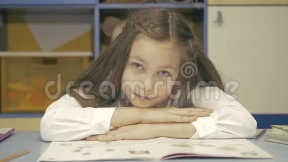 可爱的小女孩在图书馆学习微笑视频的预览图