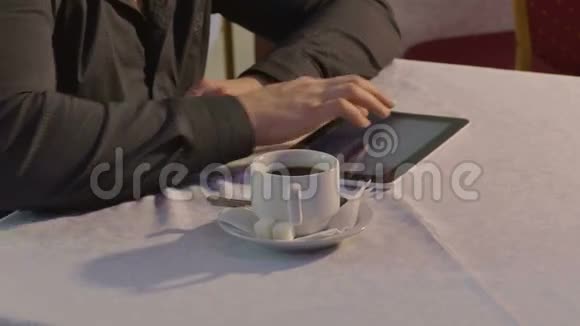 把你的平板电脑放到网吧喝咖啡视频4K视频的预览图