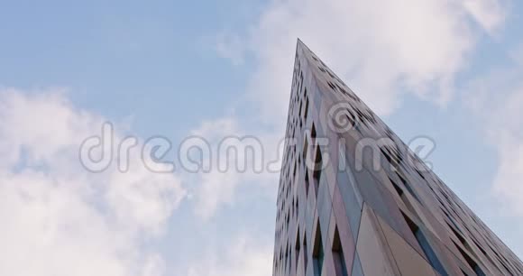 公司大楼摩天大楼的天空反射视频的预览图