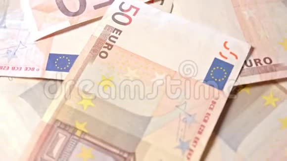 一张桌子上的50欧元钞票视频的预览图