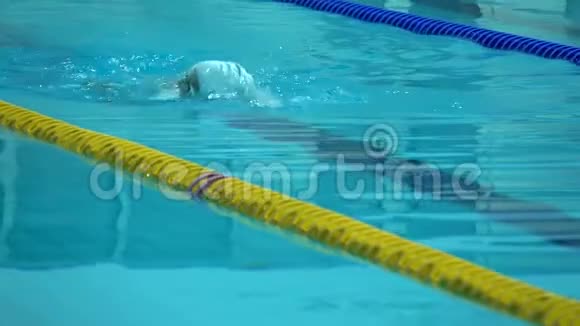 专业游泳运动员在水上游泳池练习视频的预览图
