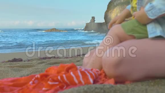 母亲和儿子在美丽的海滩上度过时光视频的预览图