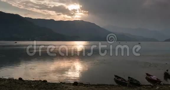 尼泊尔普瓦湖日落视频的预览图