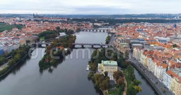捷克共和国布拉格市和维塔瓦河的鸟瞰图视频的预览图