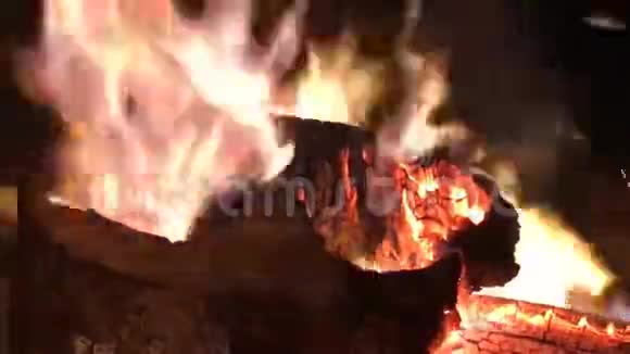 室外火坑的火焰和发光的余烬视频的预览图