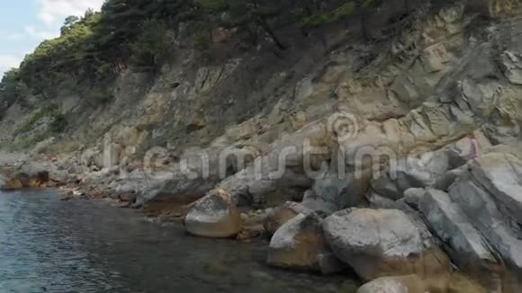 在海里的岩石空中射击视频的预览图