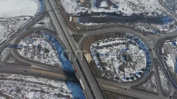 从上面看到的高速公路冬天下雪视频的预览图