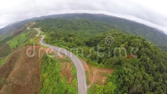 空中在山丘上沿着蜿蜒的道路行驶泰国视频的预览图