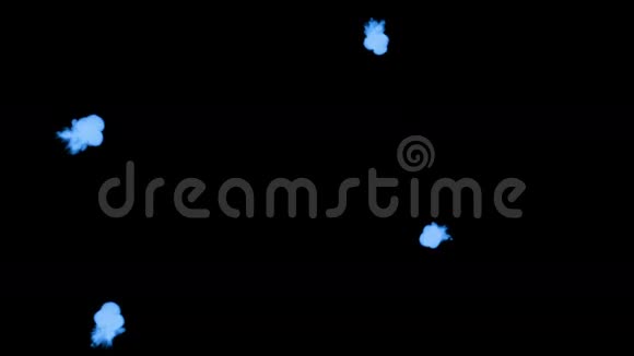 荧光蓝墨水或烟雾形成恒星在黑色上缓慢地分离颜色混合在水中使用墨水视频的预览图