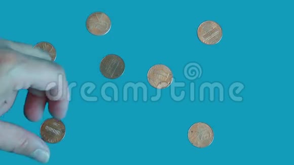 蓝色背景手收藏硬币视频的预览图
