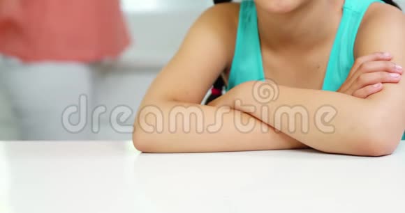 坐在桌边的悲伤女孩视频的预览图
