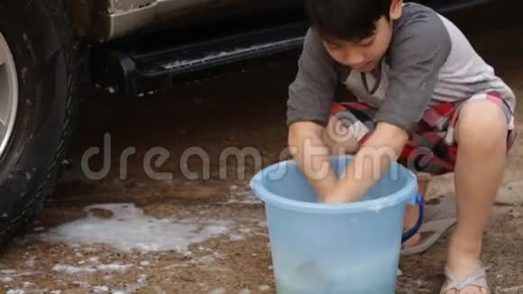 亚洲可爱男孩洗车视频的预览图