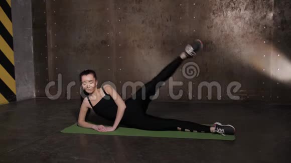 在健身房里练习瑜伽垫视频的预览图