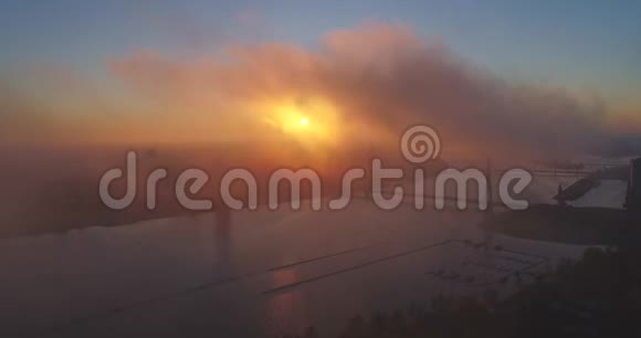里加市傍晚日落老城区里加钻机飞越公路大桥和达加瓦河视频的预览图