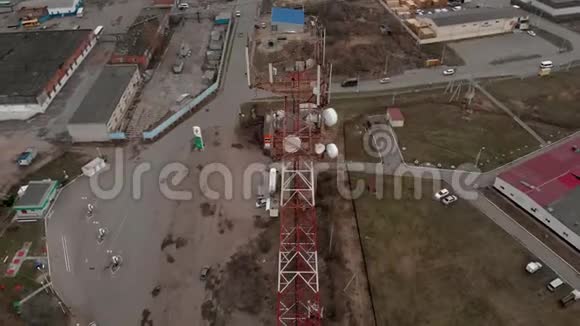 绕着通讯塔飞行直升机上的空中镜头视频的预览图