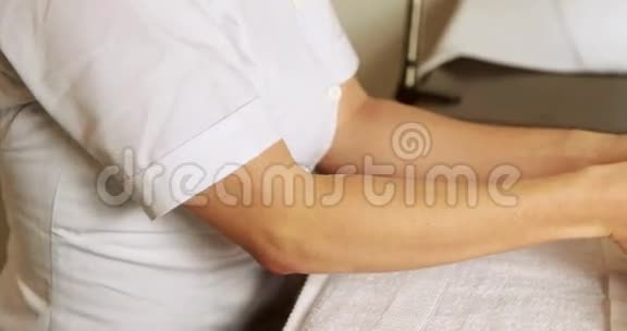 美容治疗师按摩顾客的手视频的预览图